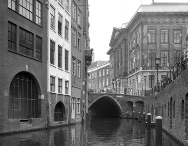 83656 Gezicht op de Stadhuisbrug over de Oudegracht te Utrecht, uit het zuidoosten. Rechts het stadhuis.